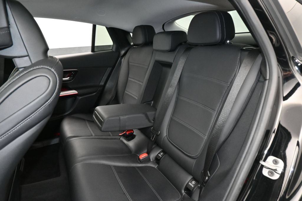 Used 2025 Mercedes-Benz GLC 300 4MATIC image 32