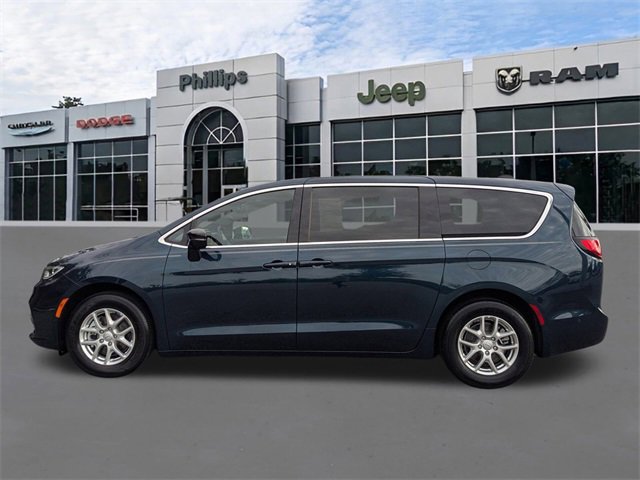 Used 2025 Chrysler Pacifica Select image 6