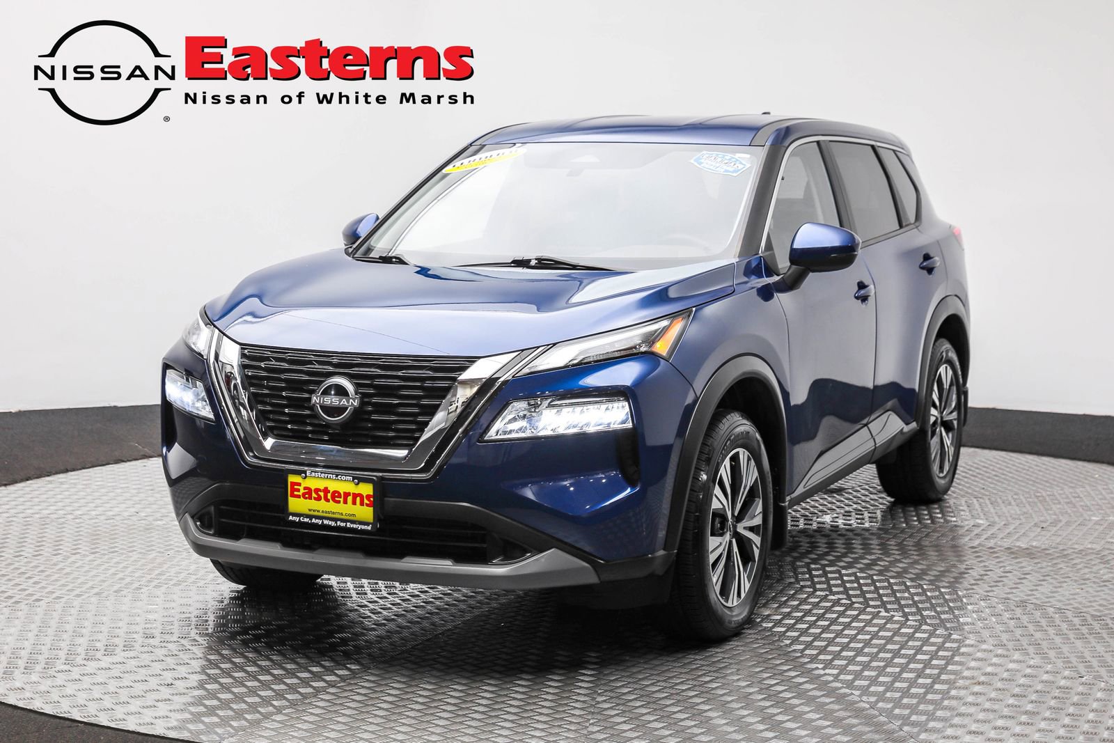 Used 2022 Nissan Rogue SV image 2