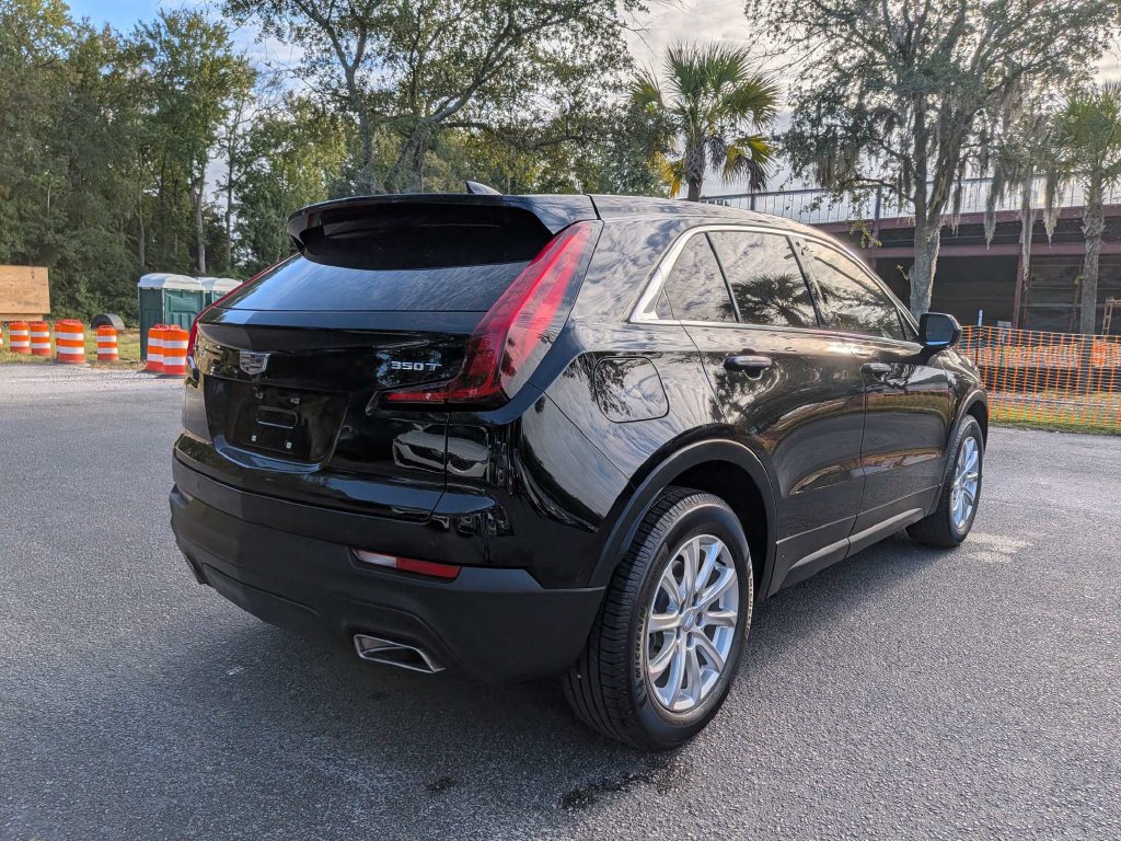 Used 2023 Cadillac XT4 Luxury w/ Cold Weather Package FWD image 7