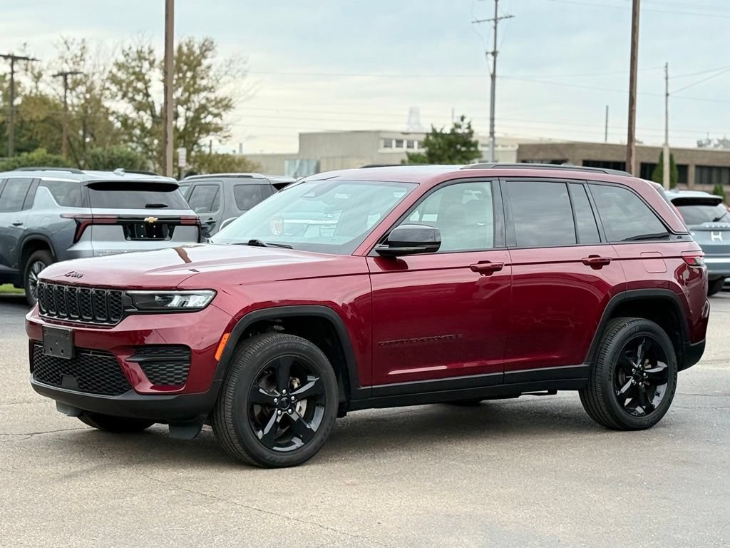 Used 2023 Jeep Grand Cherokee Altitude AWD/4WD image 40