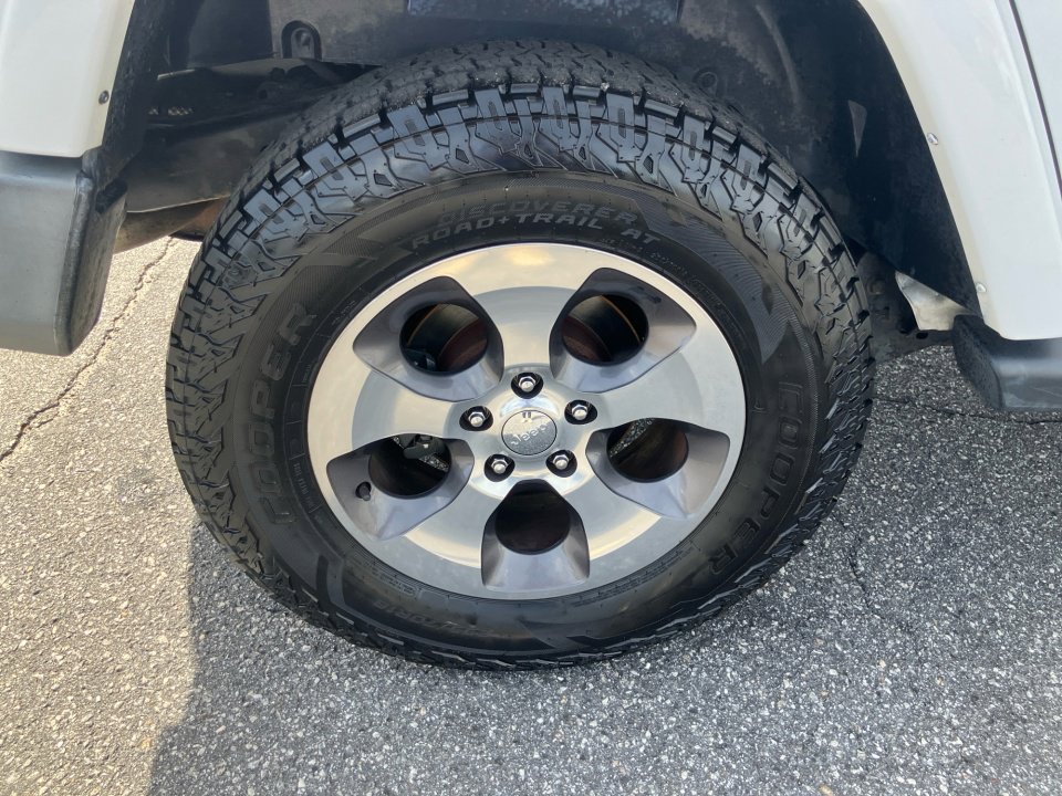 Used 2017 Jeep Wrangler Unlimited Sahara w/ Connectivity Group image 27