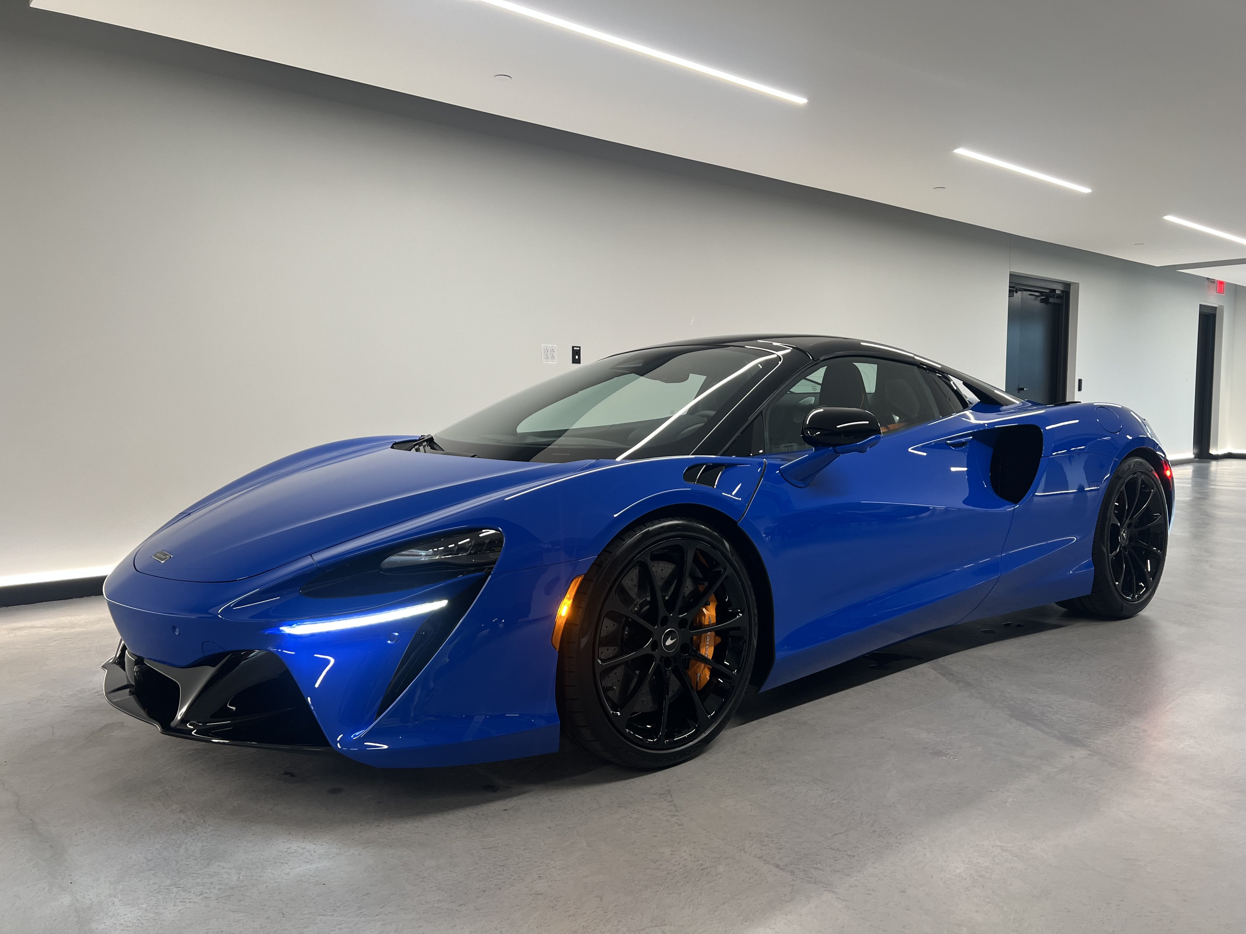 Used 2027 McLaren Artura Spider RWD image 33