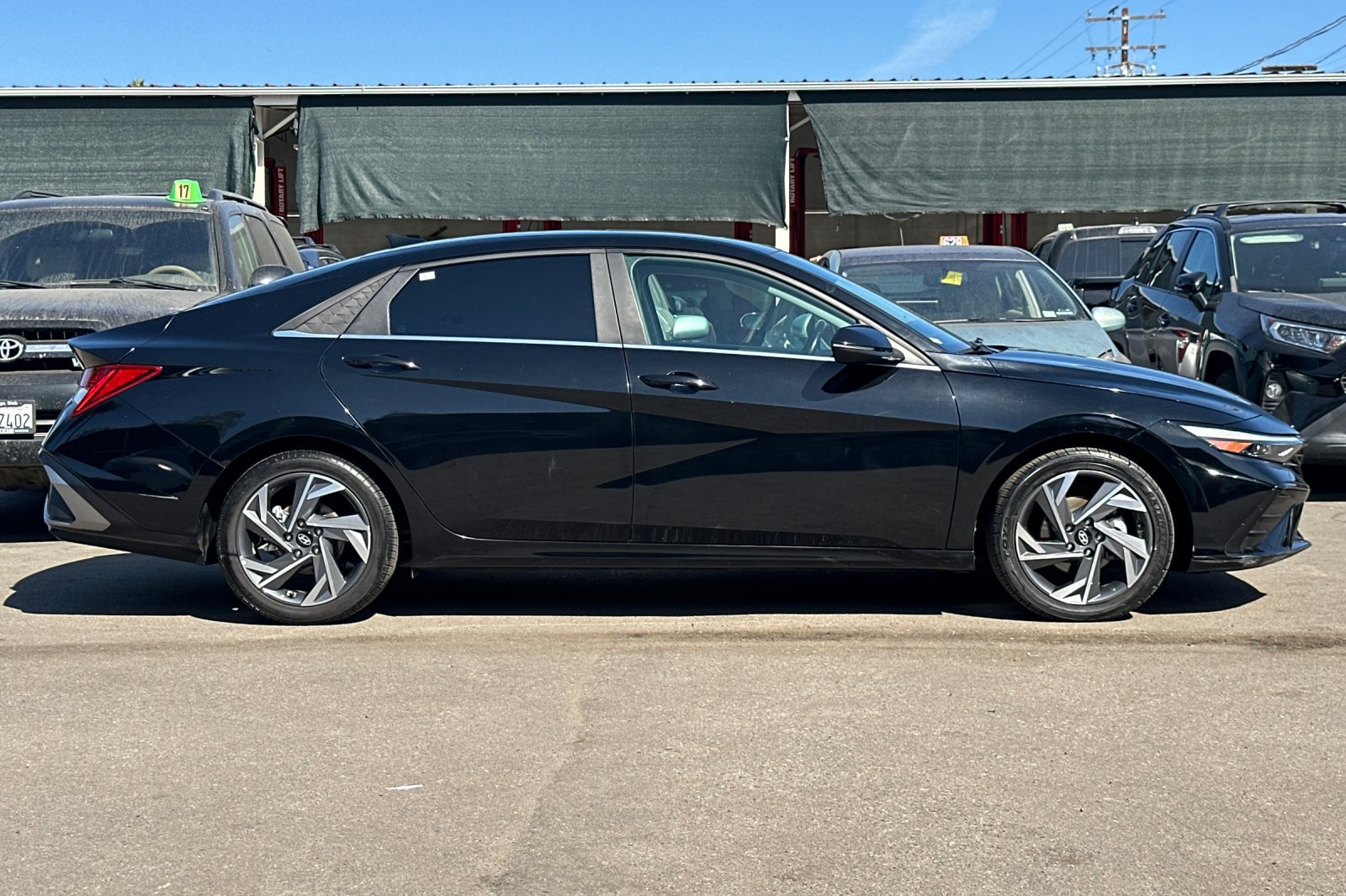 Used 2025 Hyundai Elantra Limited w/ Cargo Package FWD image 2