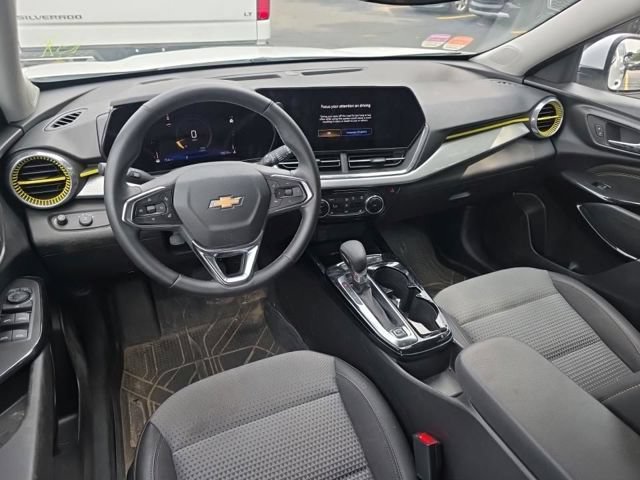 Used 2025 Chevrolet Trax LT w/ Driver Confidence Package FWD image 2