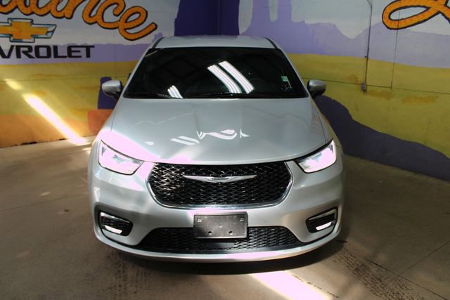 Used 2023 Chrysler Pacifica Touring FWD image 3
