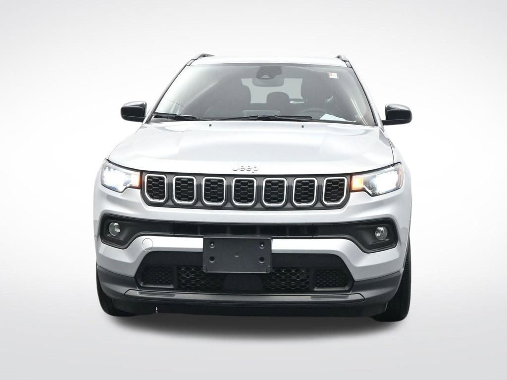Used 2025 Jeep Compass Latitude image 2