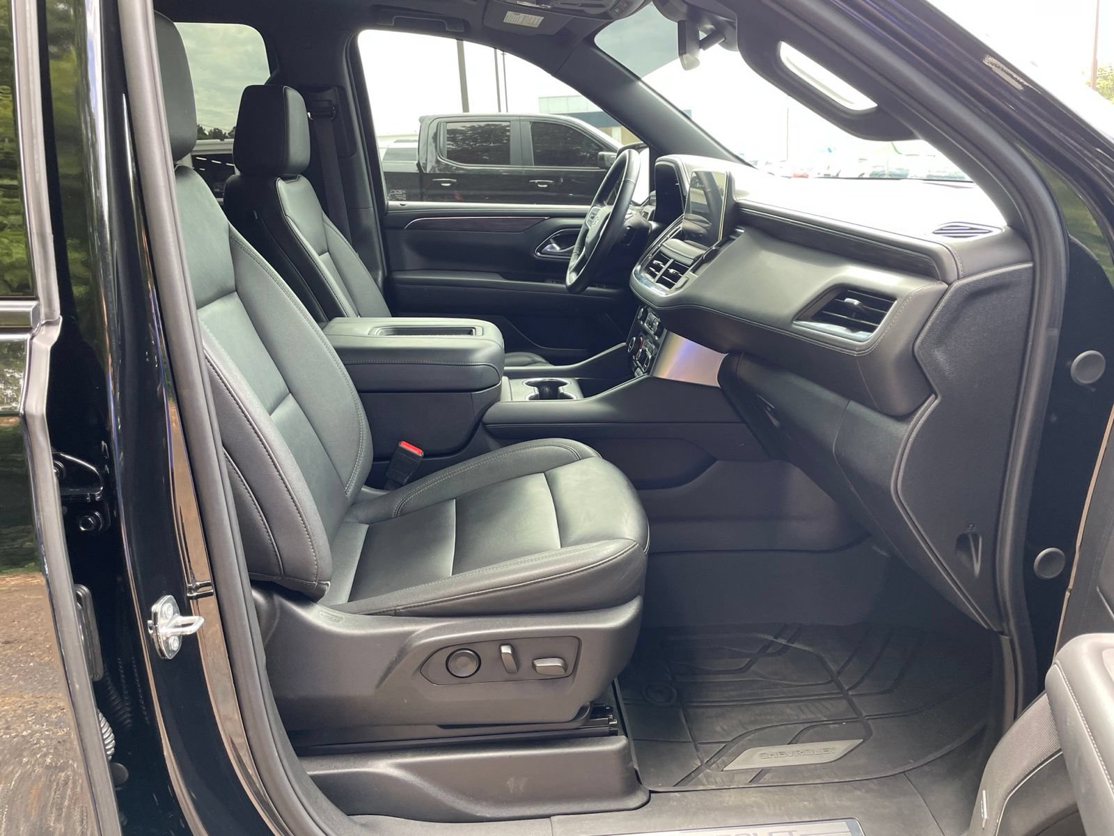 Used 2024 Chevrolet Suburban Z71 w/ Luxury Package AWD/4WD image 42