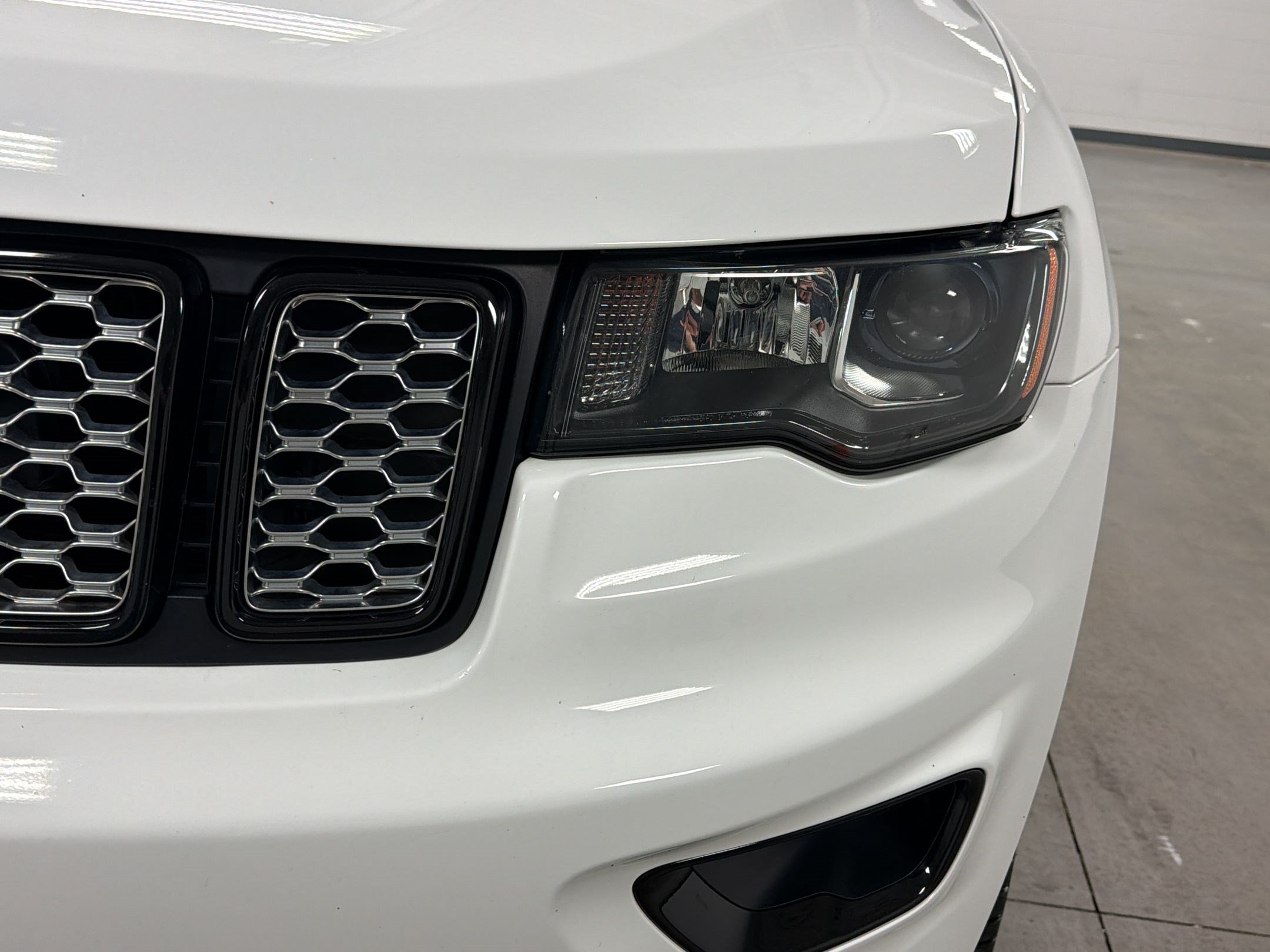 Used 2020 Jeep Grand Cherokee Altitude AWD/4WD image 12