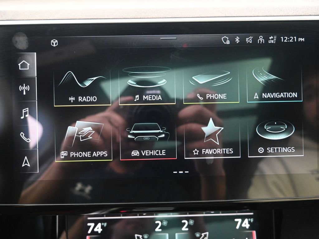 Used 2022 Audi e-tron Premium Plus w/ Premium Plus Package image 11