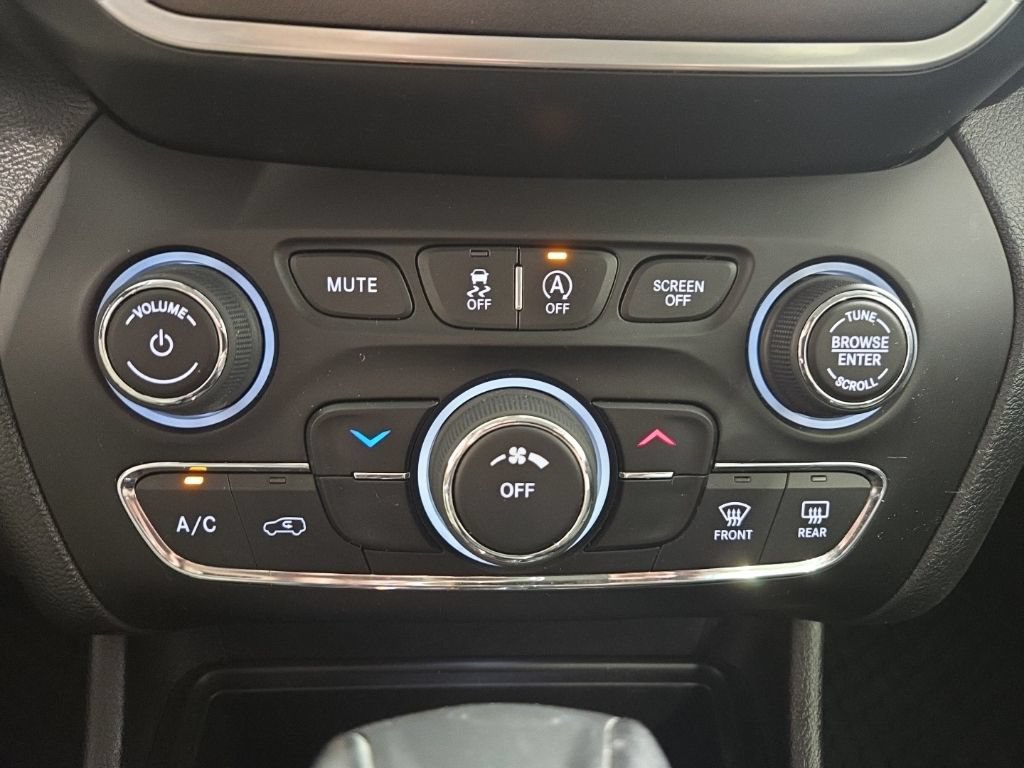 Used 2020 Jeep Cherokee Trailhawk AWD/4WD image 14