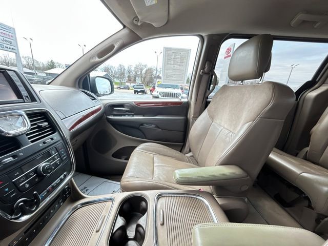 Used 2012 Chrysler Town & Country Limited image 53