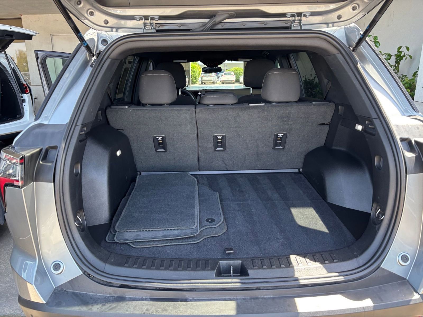 Used 2025 Chevrolet Equinox LT FWD image 32