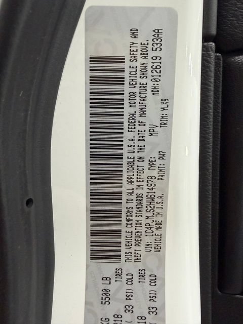 Used 2017 Jeep Cherokee Overland w/ Technology Group AWD/4WD image 32