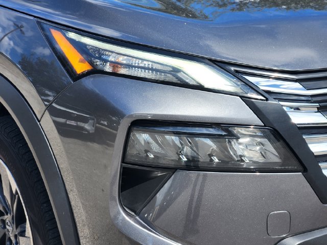 Used 2025 Nissan Rogue SV FWD image 9