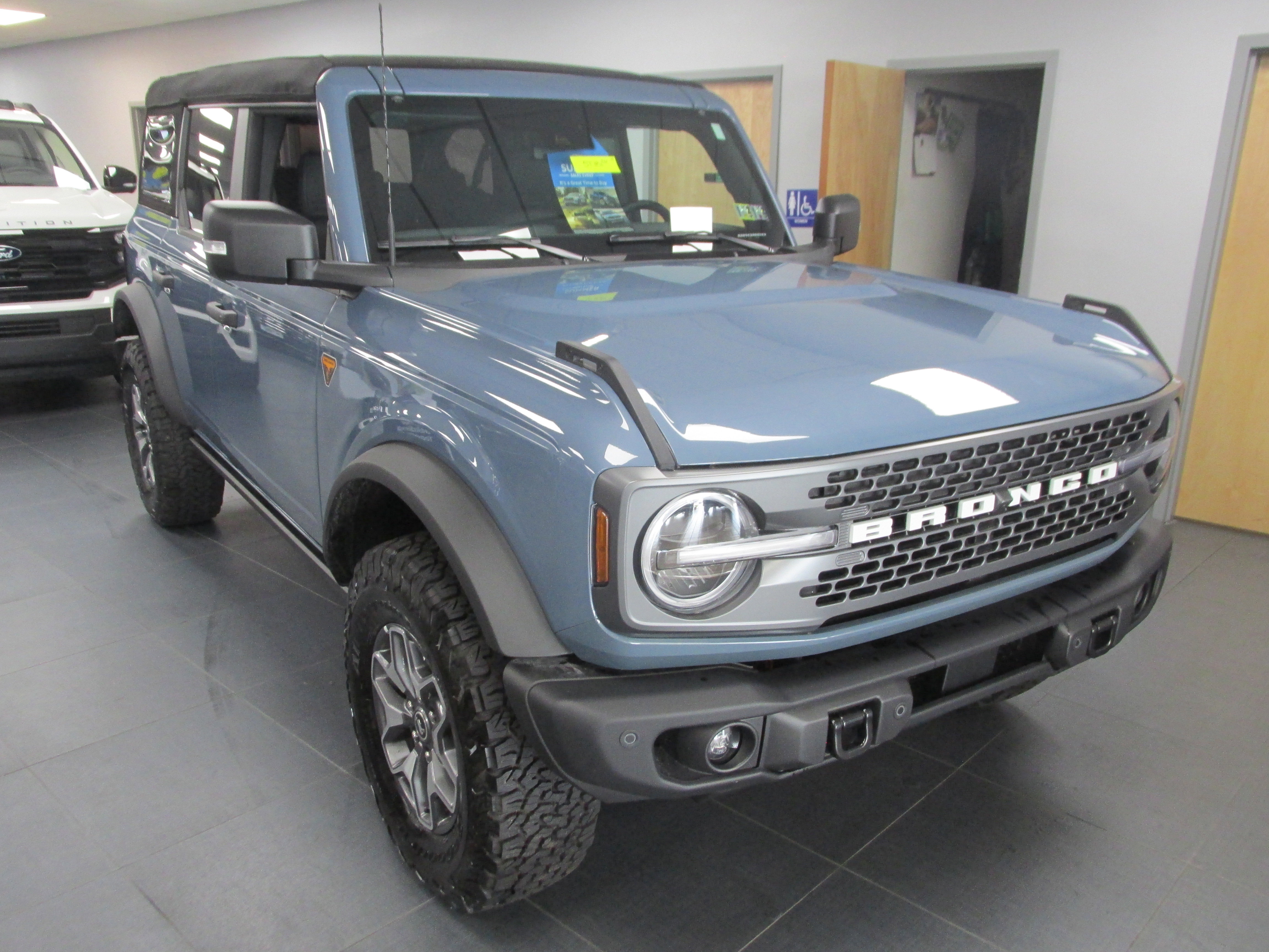 New 2025 Ford Bronco Badlands image 3