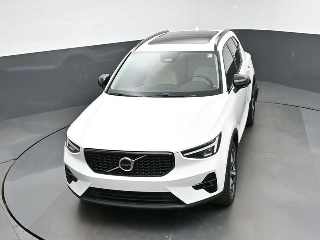 Used 2024 Volvo XC40 B5 Plus AWD/4WD image 42