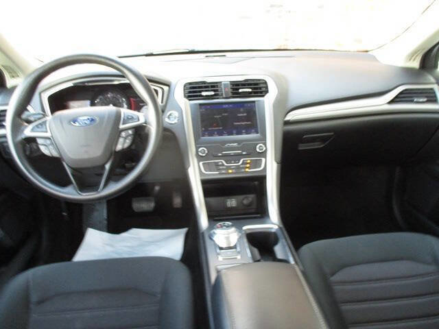 Used 2020 Ford Fusion SE FWD image 21