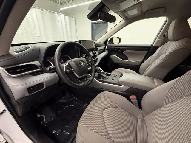 Used 2023 Toyota Highlander L FWD image 12