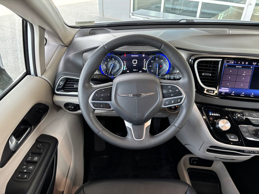 Used 2024 Chrysler Pacifica Touring-L FWD image 10