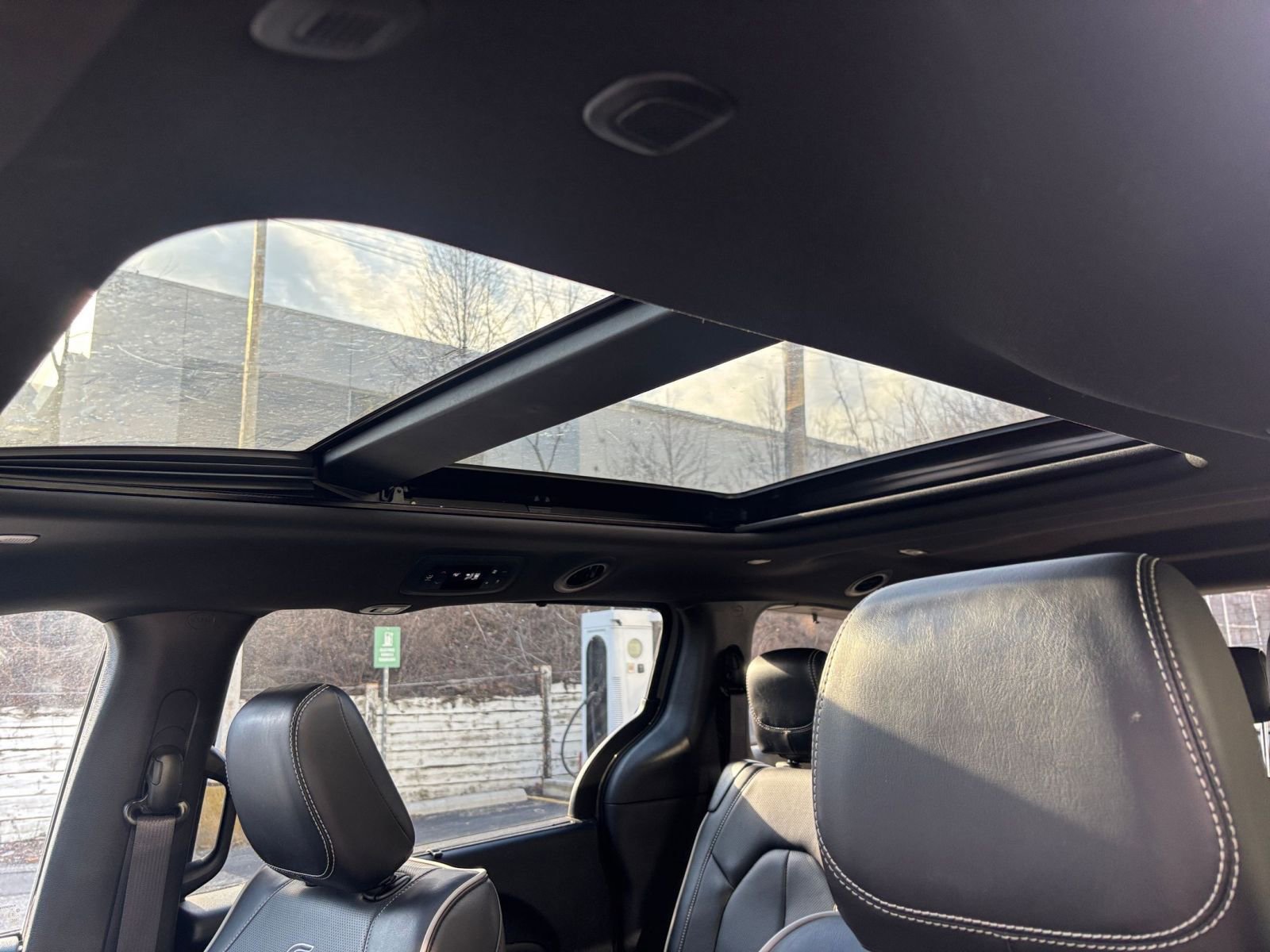 Used 2025 Chrysler Pacifica Limited image 30