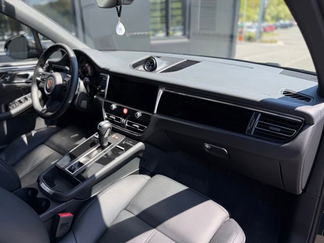 Used 2025 Porsche Macan AWD/4WD image 58