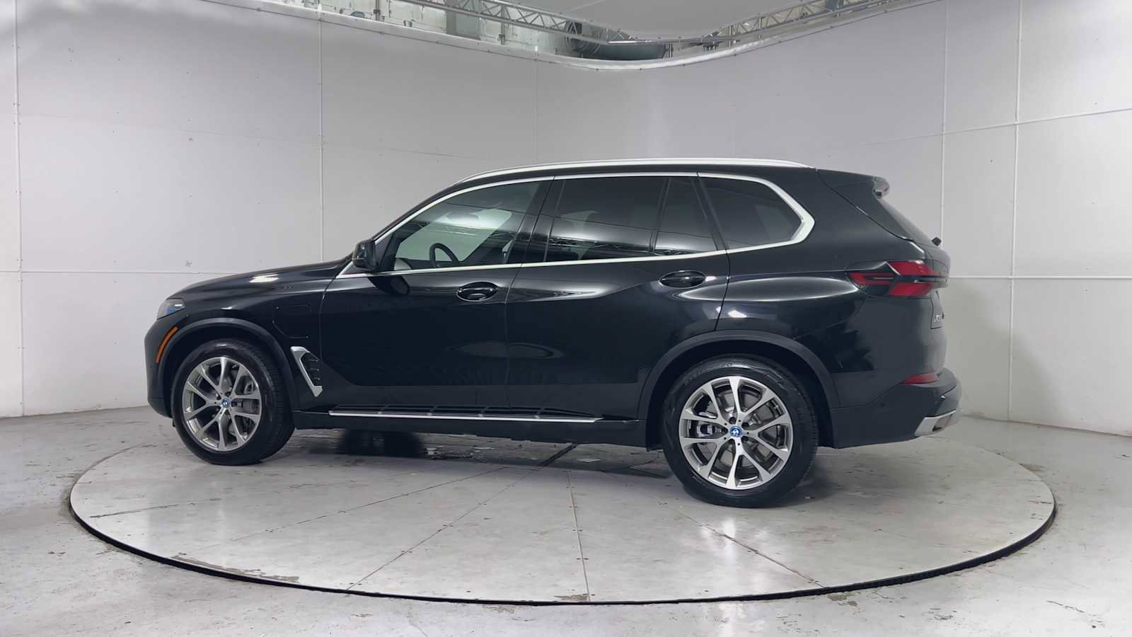 Used 2025 BMW X5 xDrive50e image 4