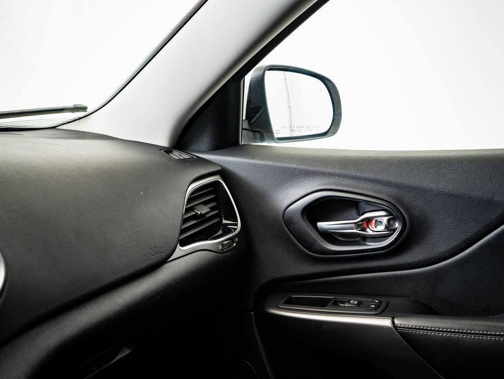 Used 2019 Jeep Cherokee Limited image 33