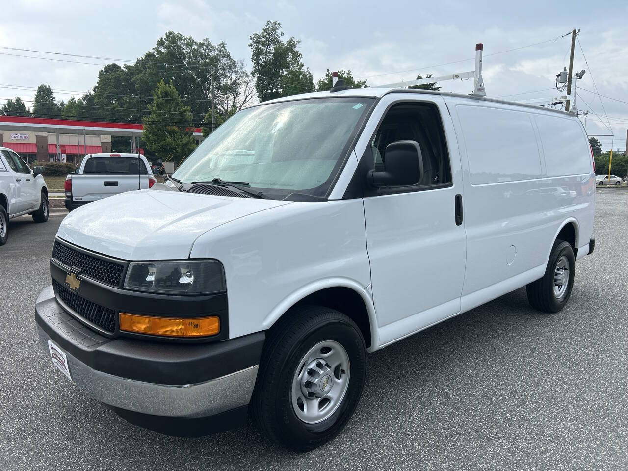Used 2022 Chevrolet Express 2500 w/ Driver Convenience Package RWD image 5