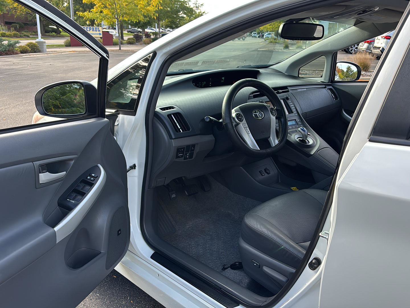 Used 2010 Toyota Prius Four w/ Solar Roof Pkg FWD image 2