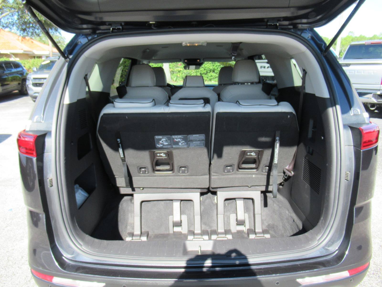 Used 2022 Kia Carnival LX FWD image 19