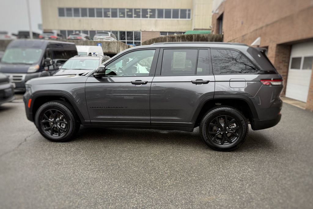 Used 2024 Jeep Grand Cherokee Altitude image 14