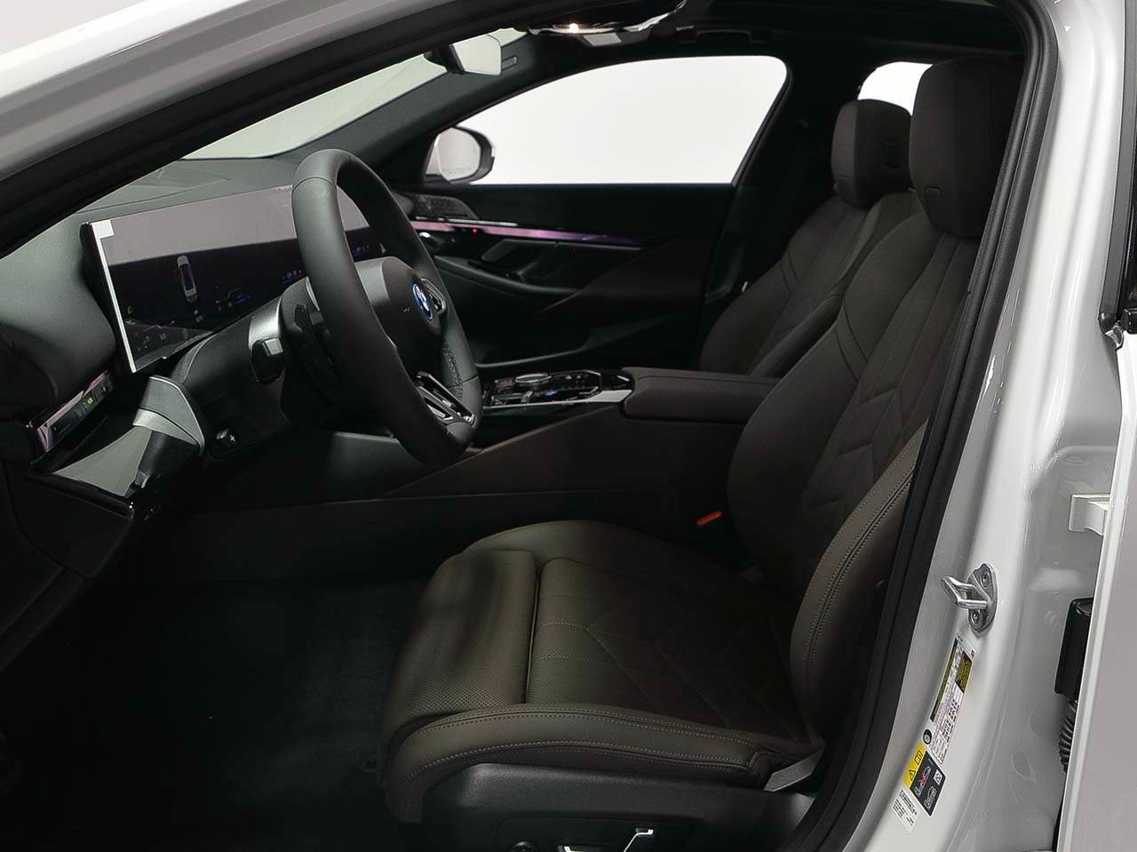New 2027 BMW 550e xDrive AWD/4WD image 8