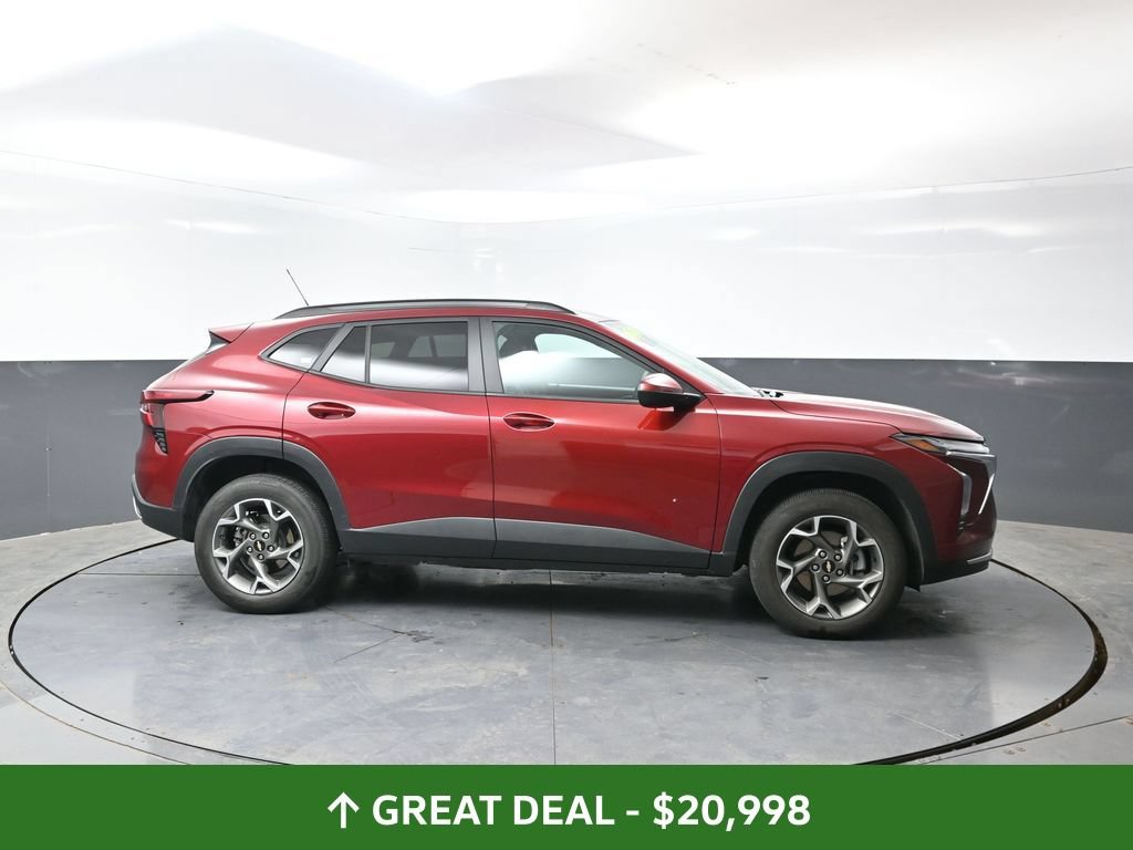 Used 2025 Chevrolet Trax LT FWD image 4