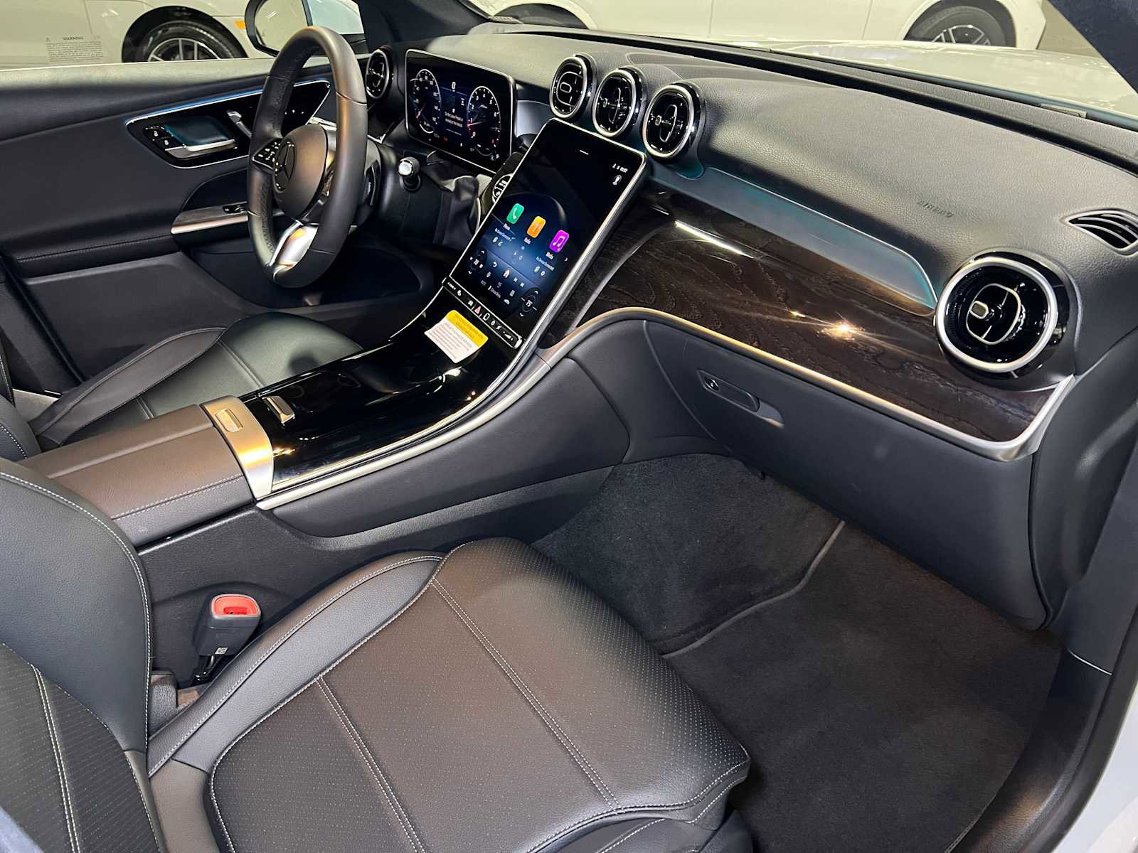 Used 2025 Mercedes-Benz GLC 300 4MATIC image 11