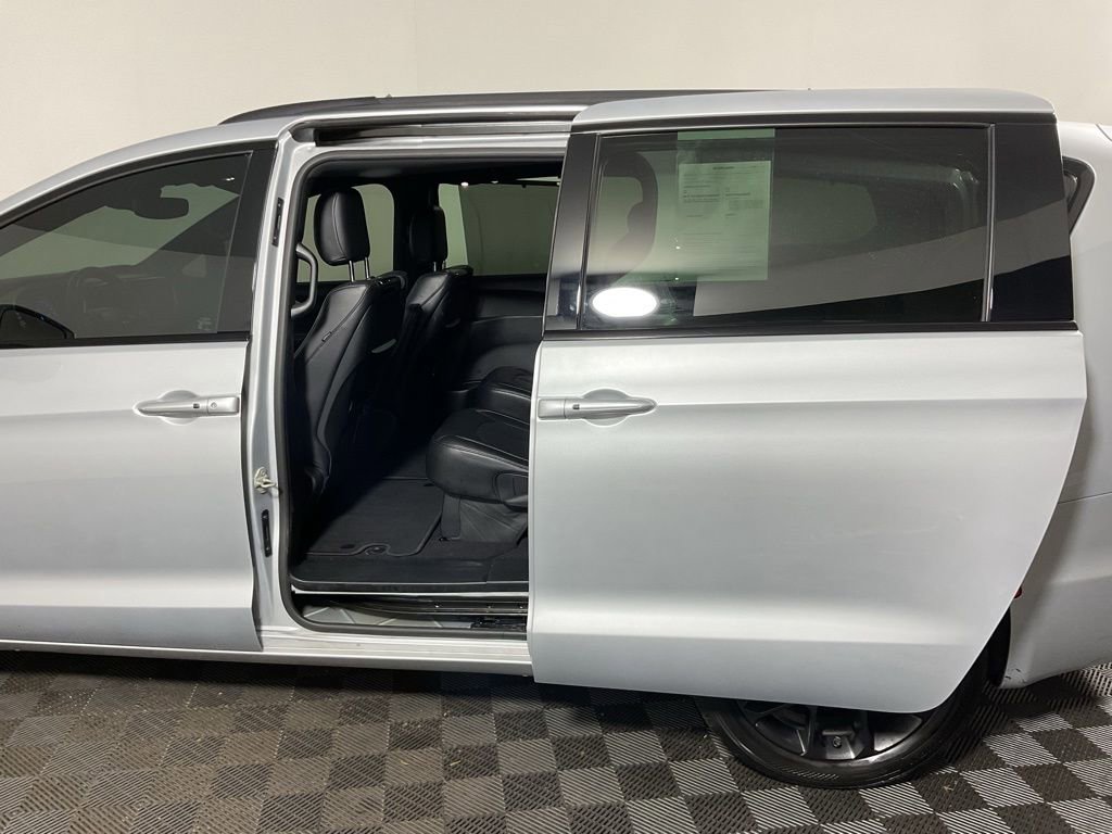 Used 2022 Chrysler Pacifica Touring-L w/ Uconnect Theater Family Group image 32