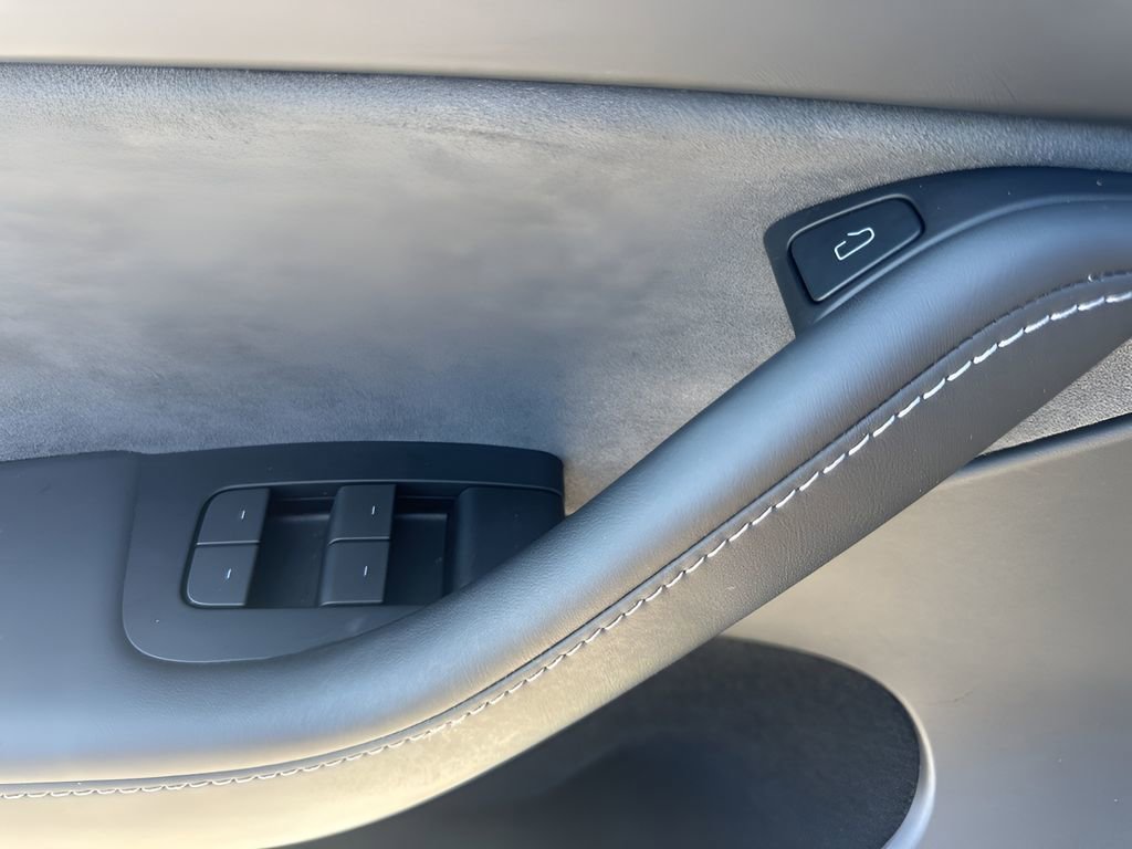 Used 2024 Tesla Model Y Long Range image 27
