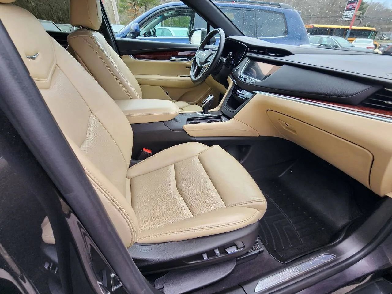 Used 2017 Cadillac XT5 Luxury w/ Driver Awareness Package image 16