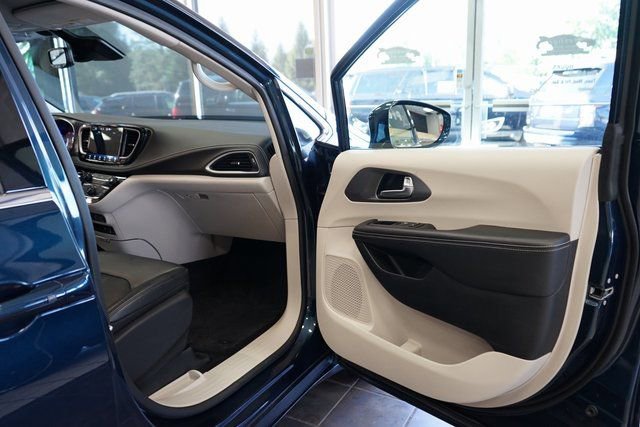 Used 2022 Chrysler Pacifica Touring-L image 40