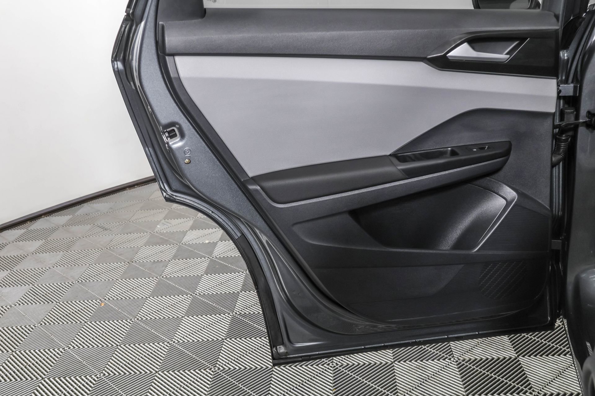 Used 2022 Volkswagen Taos SE w/ Panoramic Sunroof Package image 37