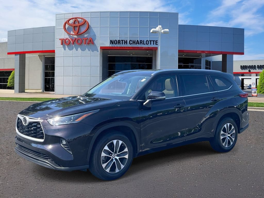 Used 2021 Toyota Highlander XLE FWD image 3
