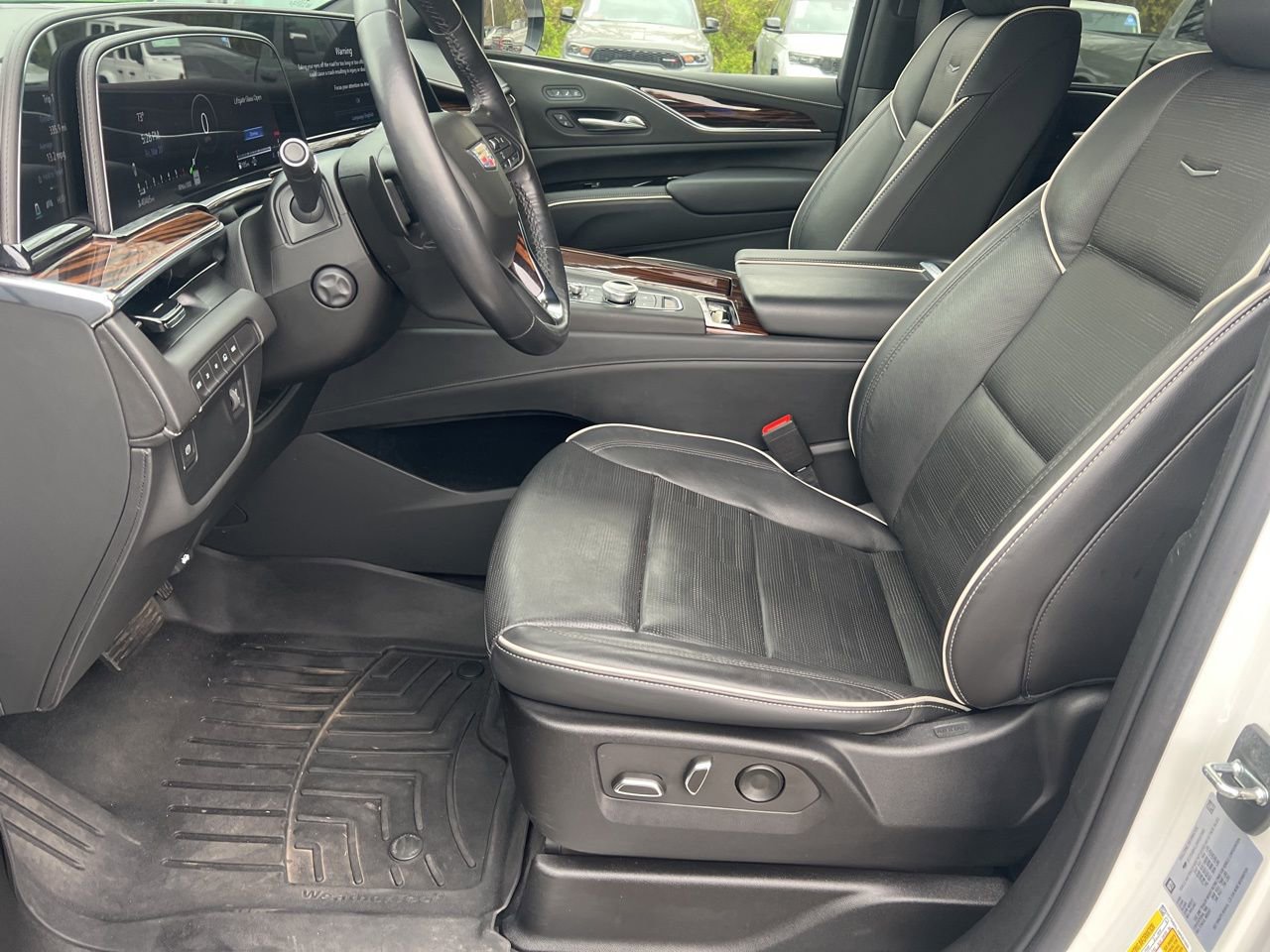 Used 2022 Cadillac Escalade Premium Luxury image 16