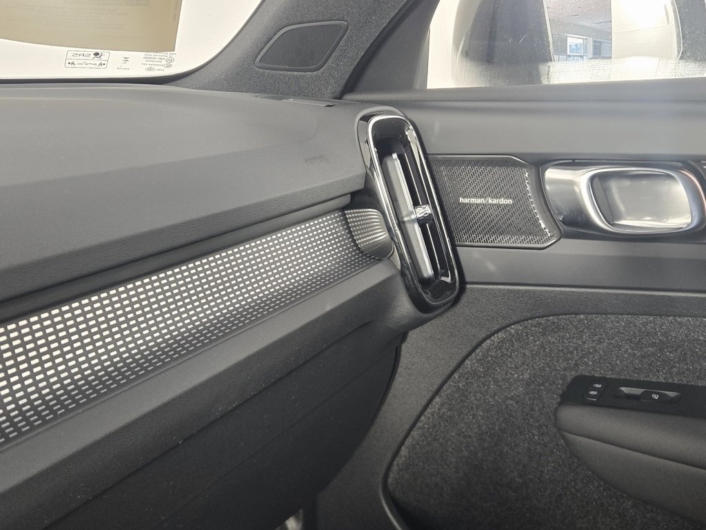 Certified 2023 Volvo XC40 B5 Ultimate w/ Climate Package image 23