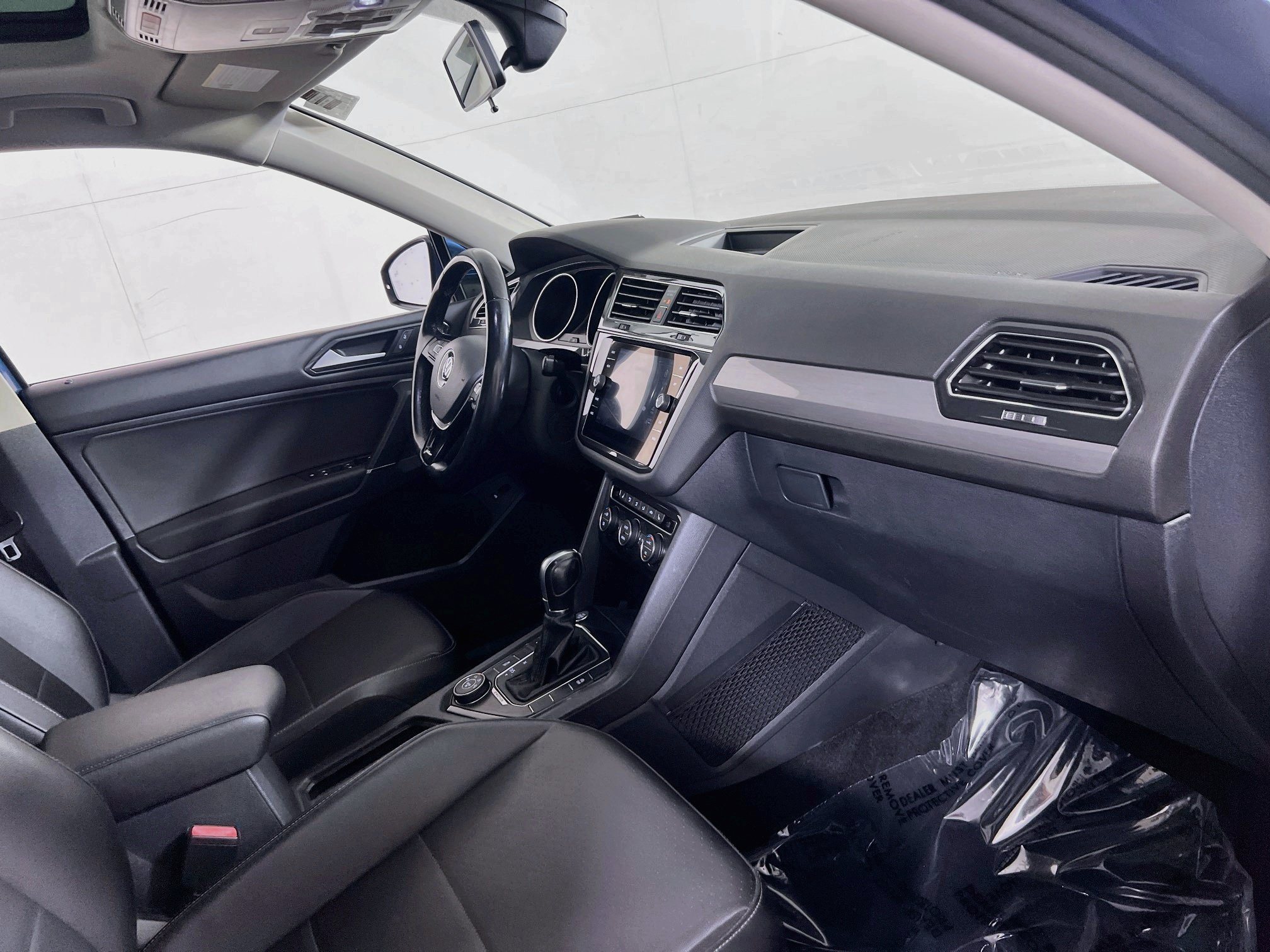Used 2018 Volkswagen Tiguan SEL AWD/4WD image 29