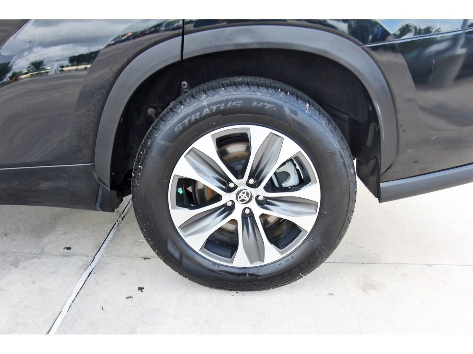 Used 2023 Toyota Highlander XLE image 32