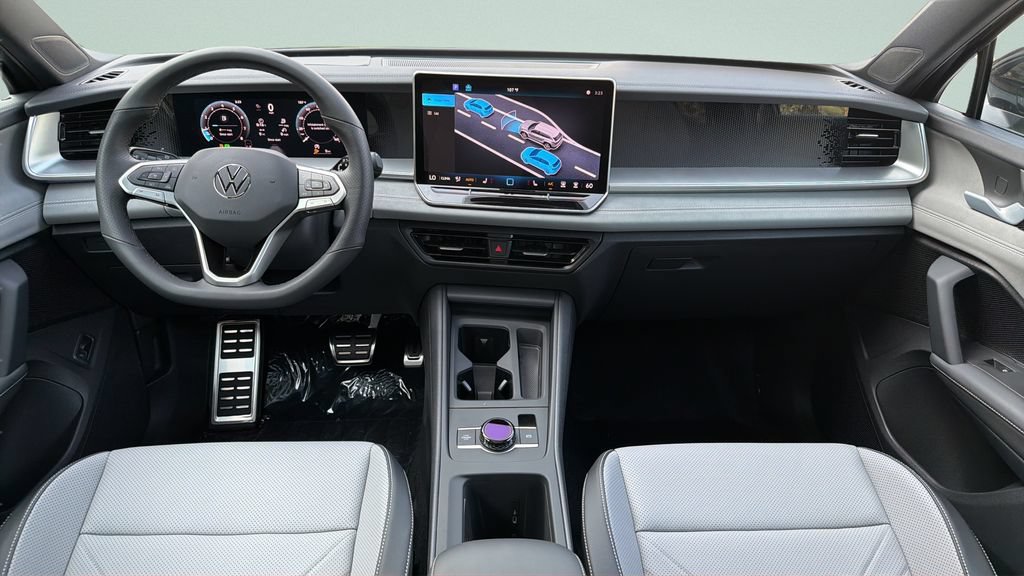 New 2026 Volkswagen Tiguan SE R-Line FWD image 9
