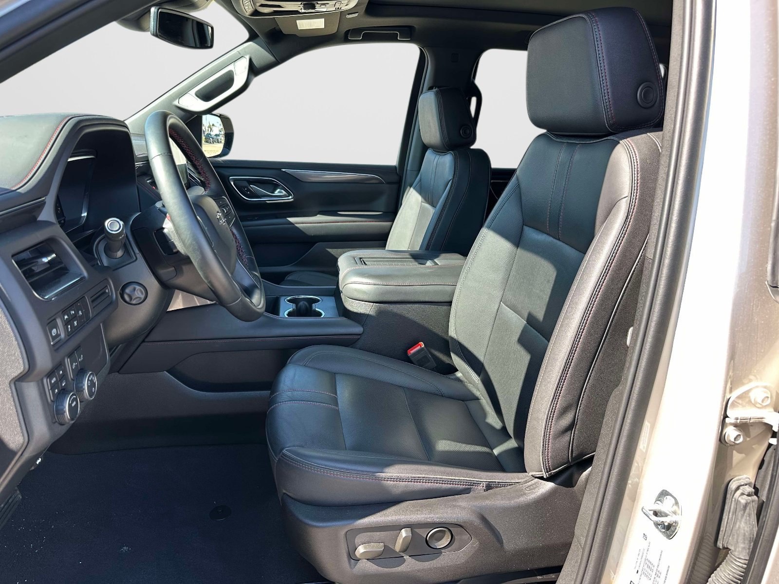 Used 2024 Chevrolet Suburban RST w/ Luxury Package AWD/4WD image 15