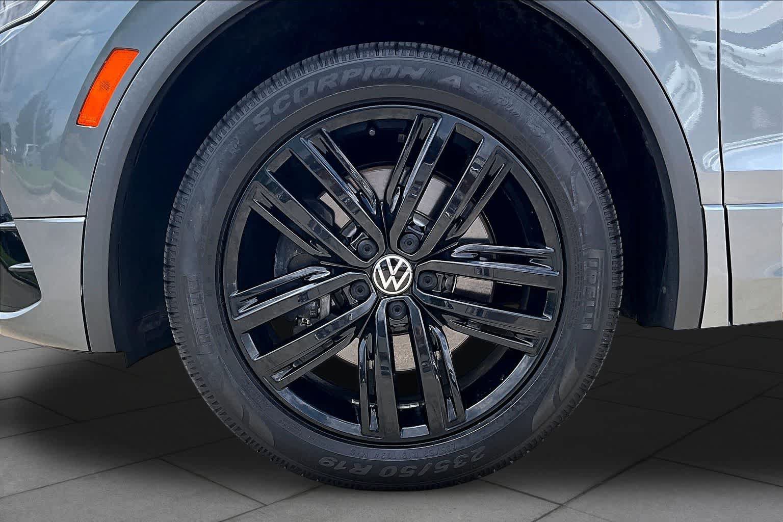 Used 2022 Volkswagen Tiguan SE R-Line FWD image 10