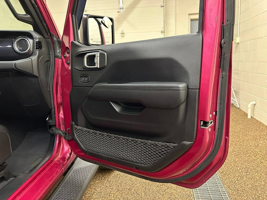 Used 2022 Jeep Wrangler Unlimited Sahara AWD/4WD image 16