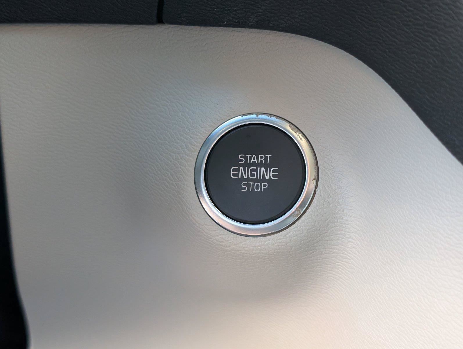 Used 2024 Volvo XC40 B5 Plus w/ Protection Package Premier AWD/4WD image 25